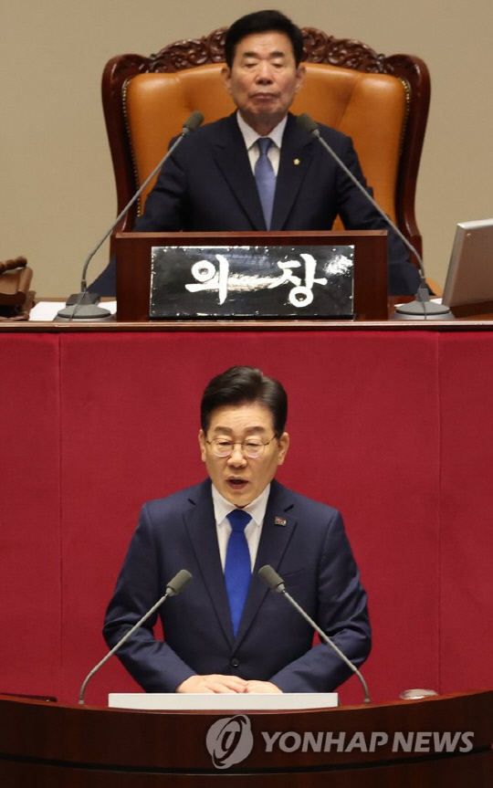 이재명 더불어민주당 대표가 19일 국회에서 교섭단체 대표연설을 하고 있다.<연합뉴스>